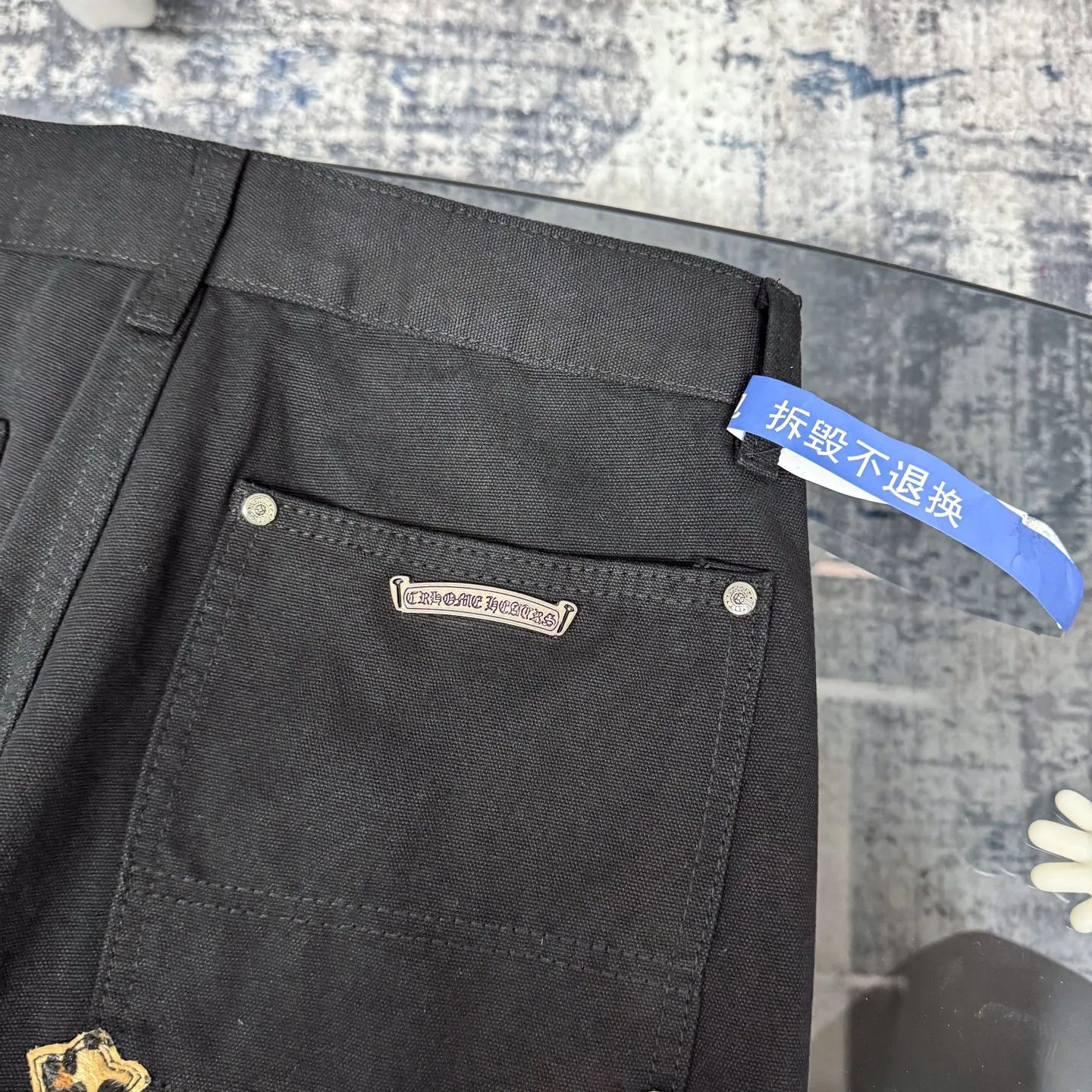 P280 ChromeHearts & ChromeHearts Patent Leather Spliced Blue White Leopard Print Cross Spliced Leather Straight Jeans Ceiling-Level Jeans Hard to Find at the Counter About Zangyin This is an extremely luxurious fashion brand that can also be called the aristocrat of the high street. It has always been an exclusive brand for some hipsters or the rich second generation. Compared with ordinary high streets, it is more luxurious and noble. Compared with luxury brands, it is more fashionable and individual. Top heavy industry fashion design has always been created in the high street luxury style. Speaking of this style, the Zangyin family and the GU family are definitely the leading representative brands. Especially the Zangyin family's creation of high-street style has really reached a state-of-the-art effect. The use of unique washed materials to create this style is already quite eye-catching. It is embellished with pink patchwork cross flowers, which cleverly highlights the brand's charm. Secondly, this style adopts a classic high-waist cut design, which highlights the long legs and fashionable temperament of the upper body. The brand is highly recognizable and the slim fit configuration is more suitable for daily wear. The personality will be fashionable and the specifications can be clearly interpreted. Needless to say, materials and craftsmanship. As an excellent craftsman brand, Zangyin’s requirements for details and craftsmanship are really perfect. The washed color of this model alone has gone through a lot of processes, not to mention the embellishment of denim appliqués. It is also purely handmade and sewn. Just like what they believe in, only handmade things have a soul. Only then does it have the meaning of dressing. A top-notch heavy-duty fashionable denim item. Size: 28/30/32/34/36 Waist: 69/74/79/84/89 Sitting: 97/102/107/112/117 Pants length: 102/104/106/108/110
